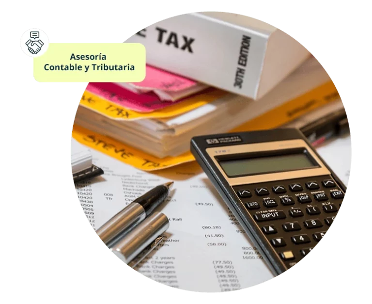 Libros de impuestos, carpetas y calculadora: asesoría contable y tributaria en Chile con Los Contadores